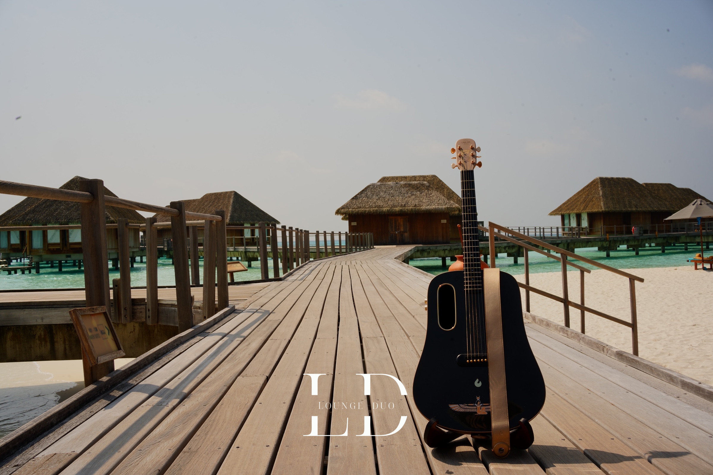La guitare de LoungeDuo sur un ponton aux Maldives