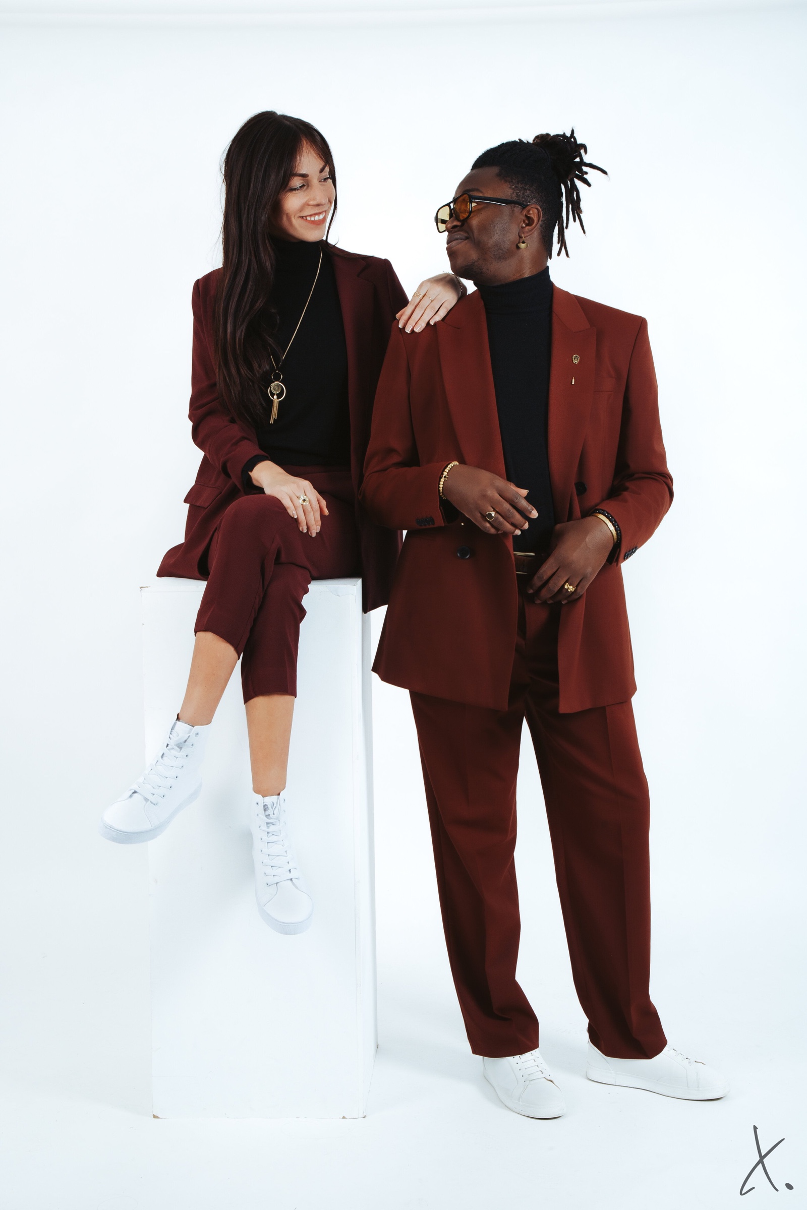 Marey et Eric en costumes bordeaux