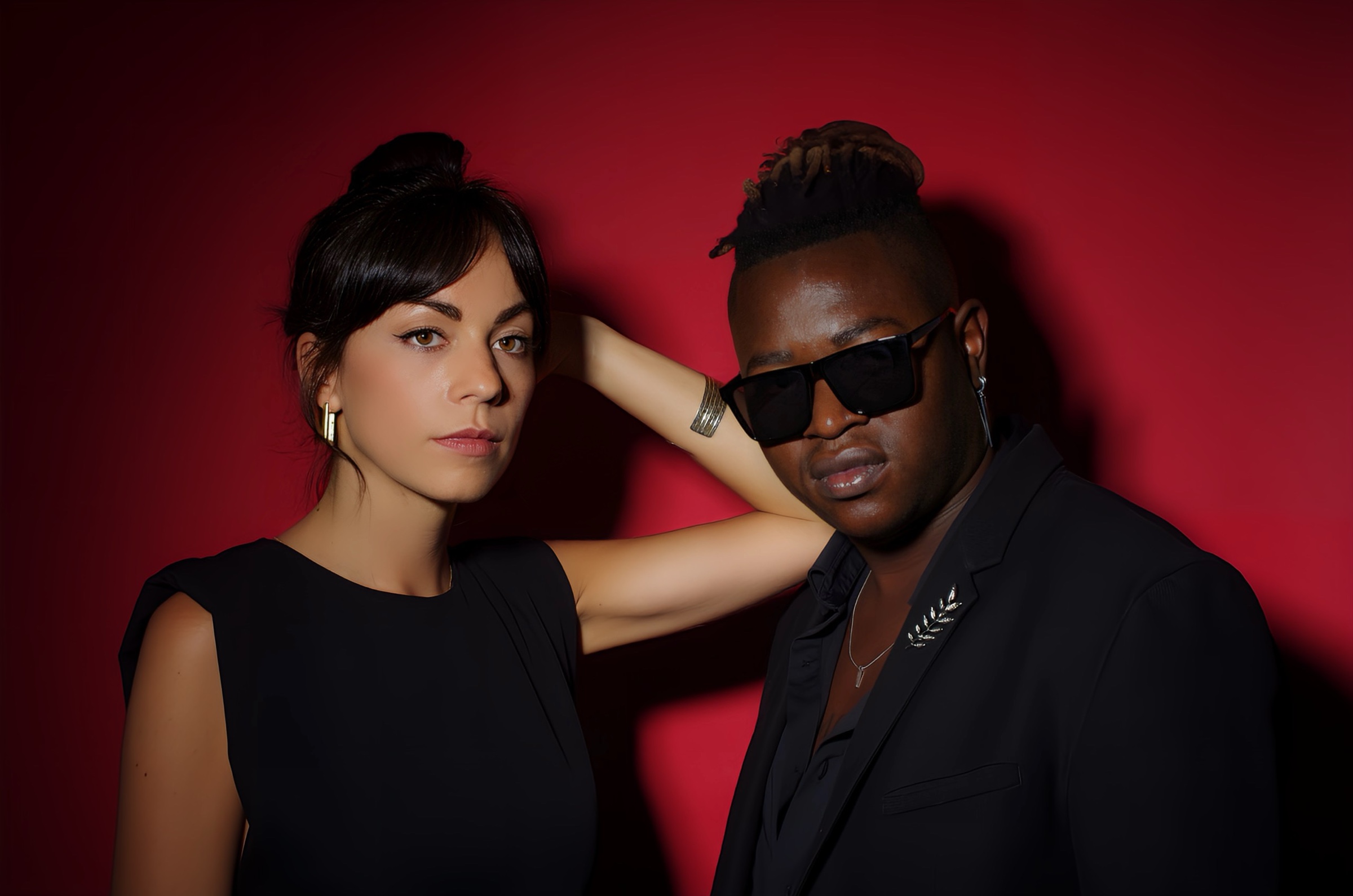 Portrait de Marey et Eric sur fond rouge