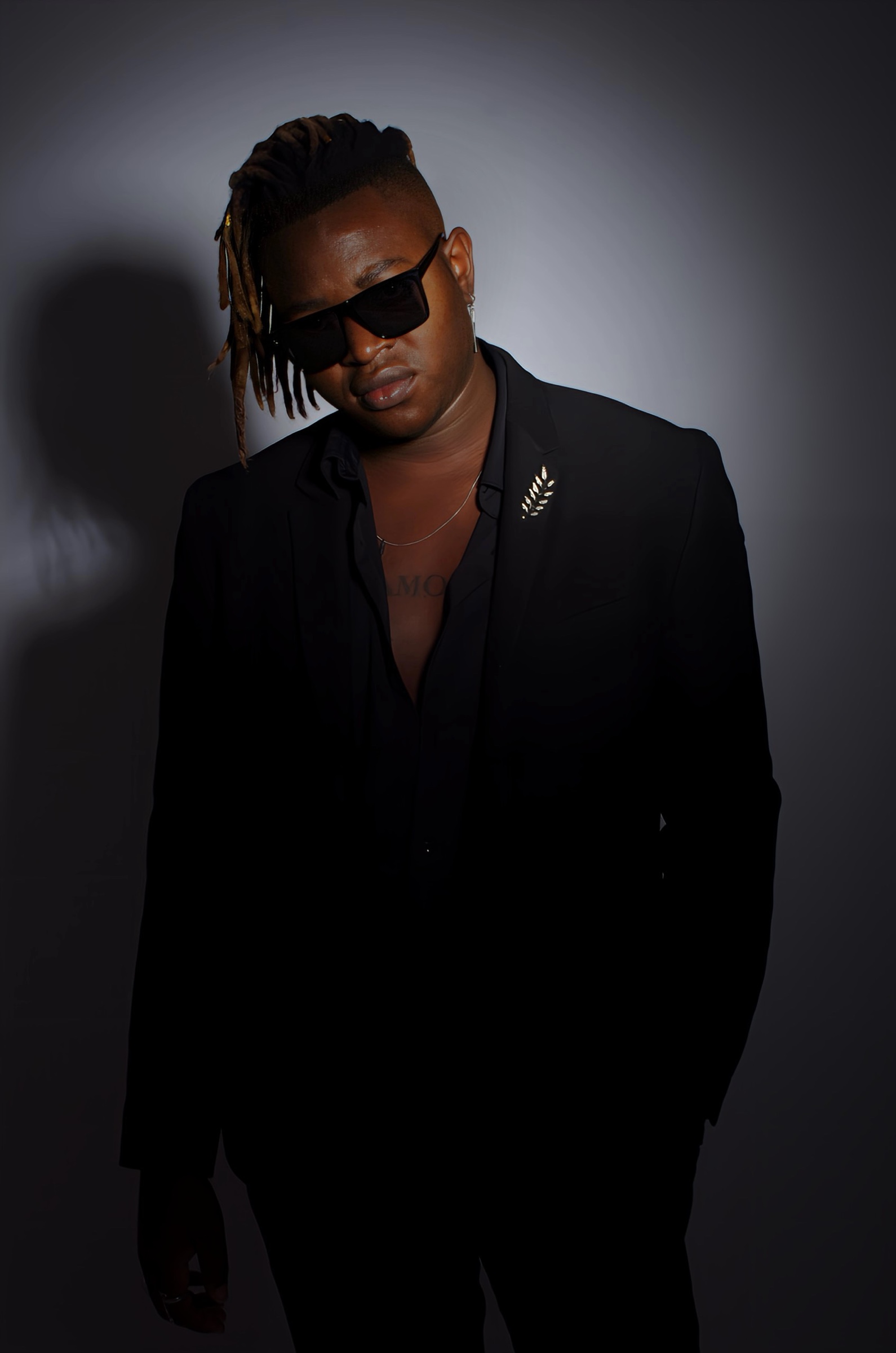 Portrait d'Eric Maseko en costume noir