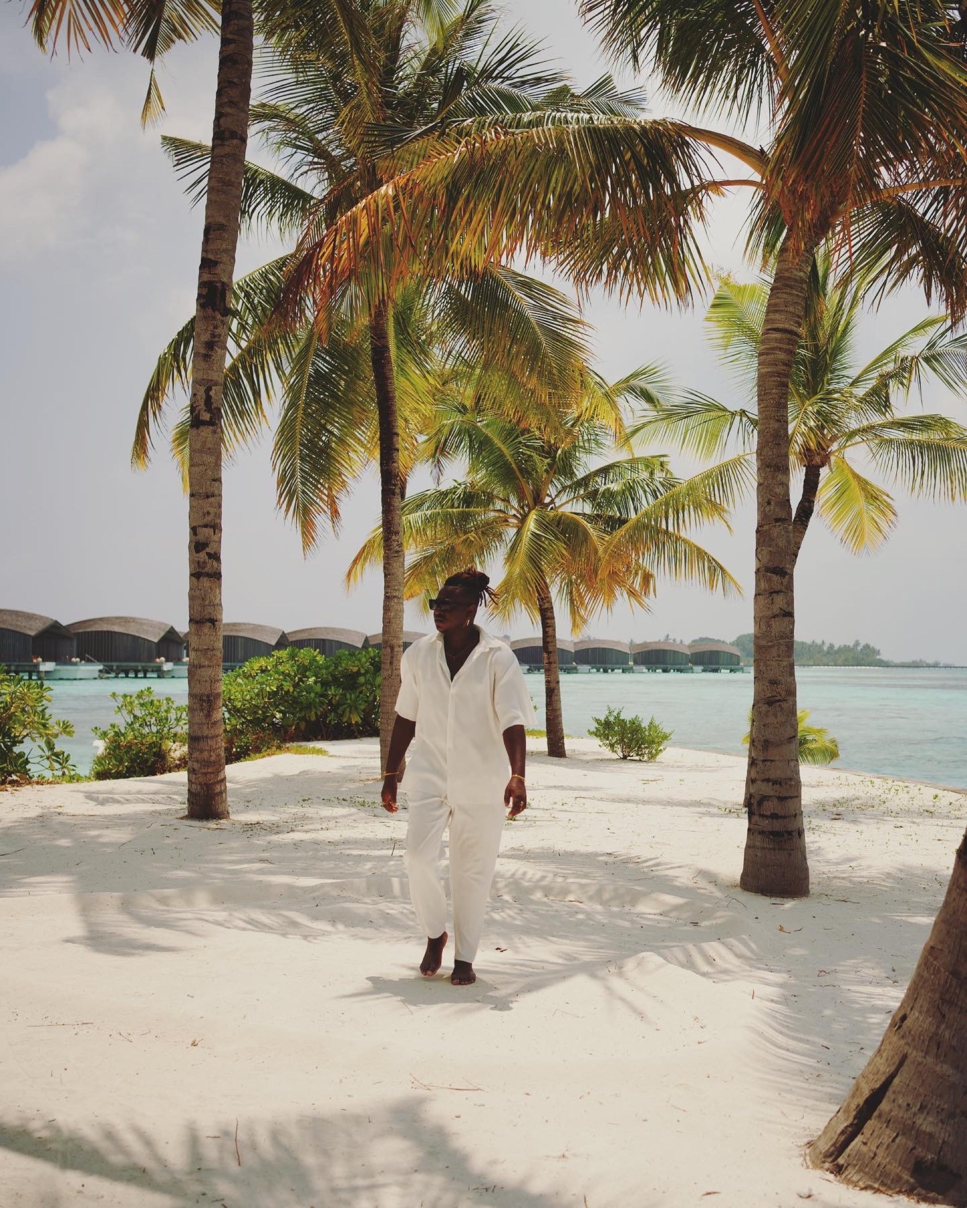 Eric Maseko sur une plage des Maldives
