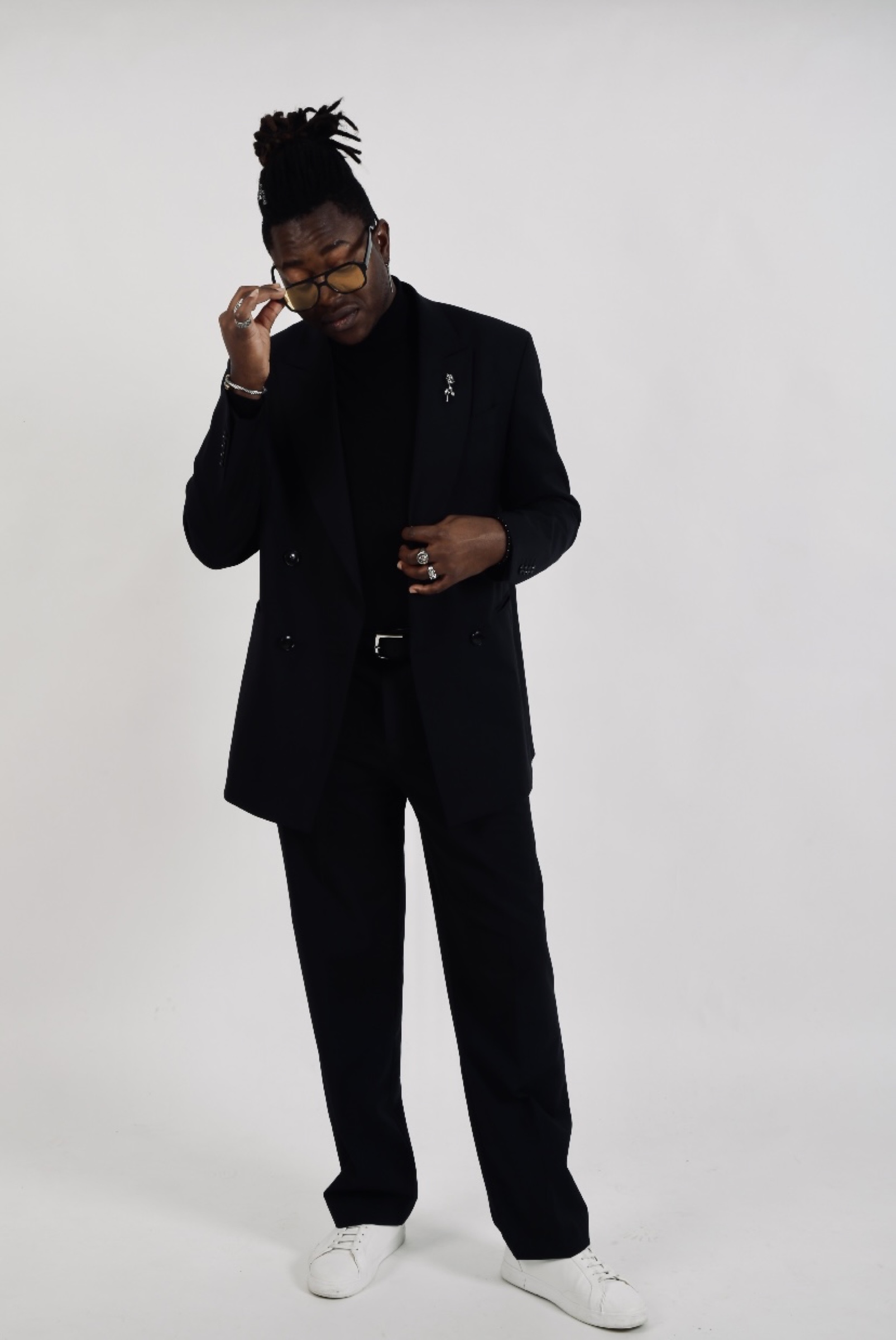 Portrait en pied d'Eric Maseko