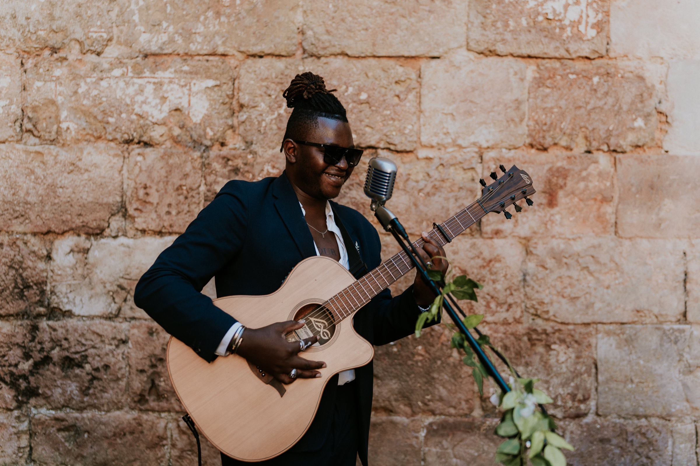 Eric Maseko à la guitare lors d'une réception