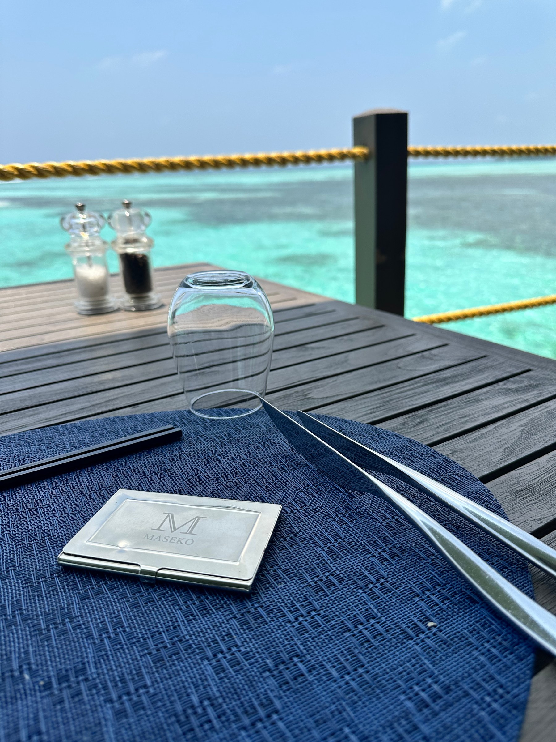Table dressée face au lagon des Maldives