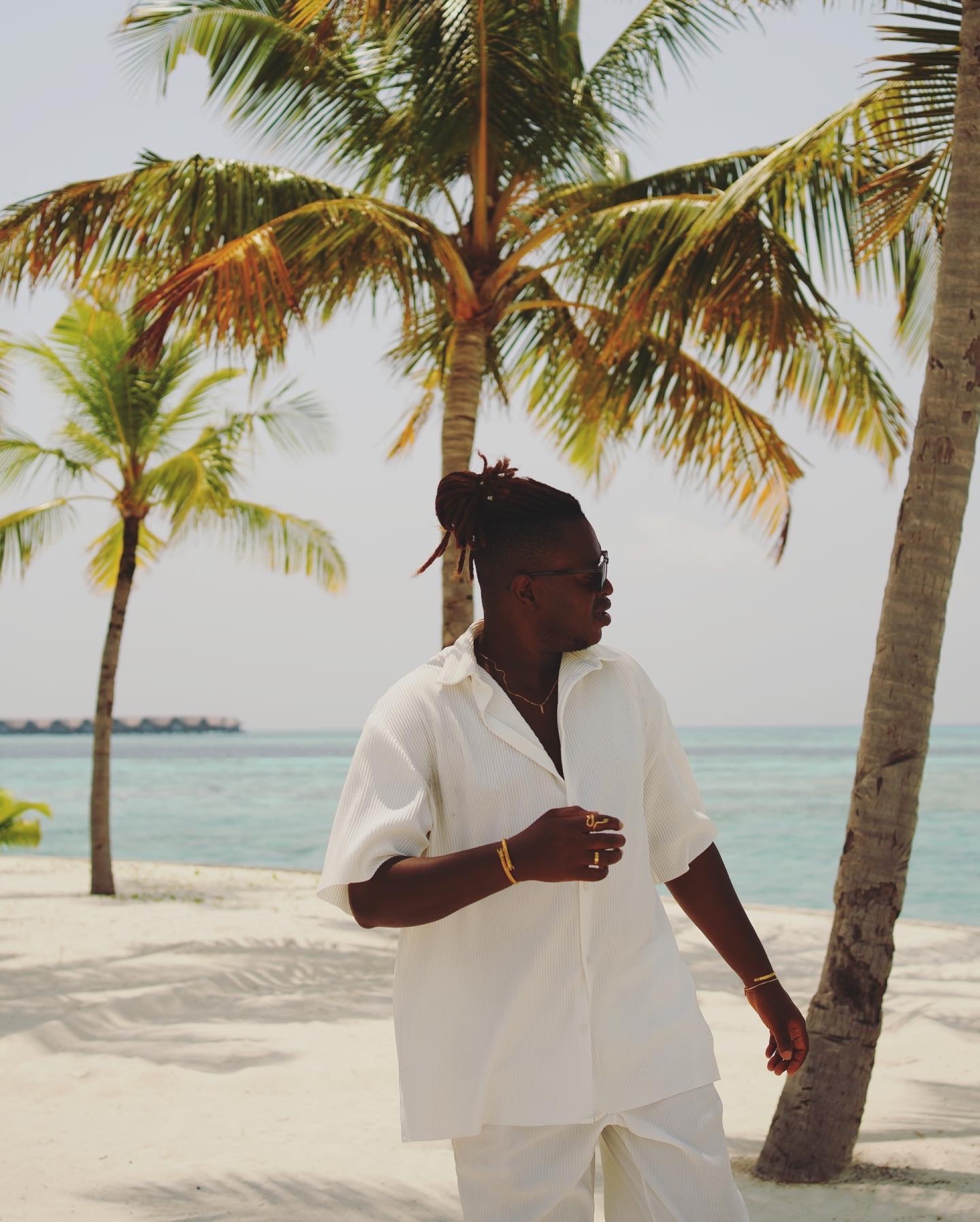 Portrait d'Eric Maseko sous les palmiers