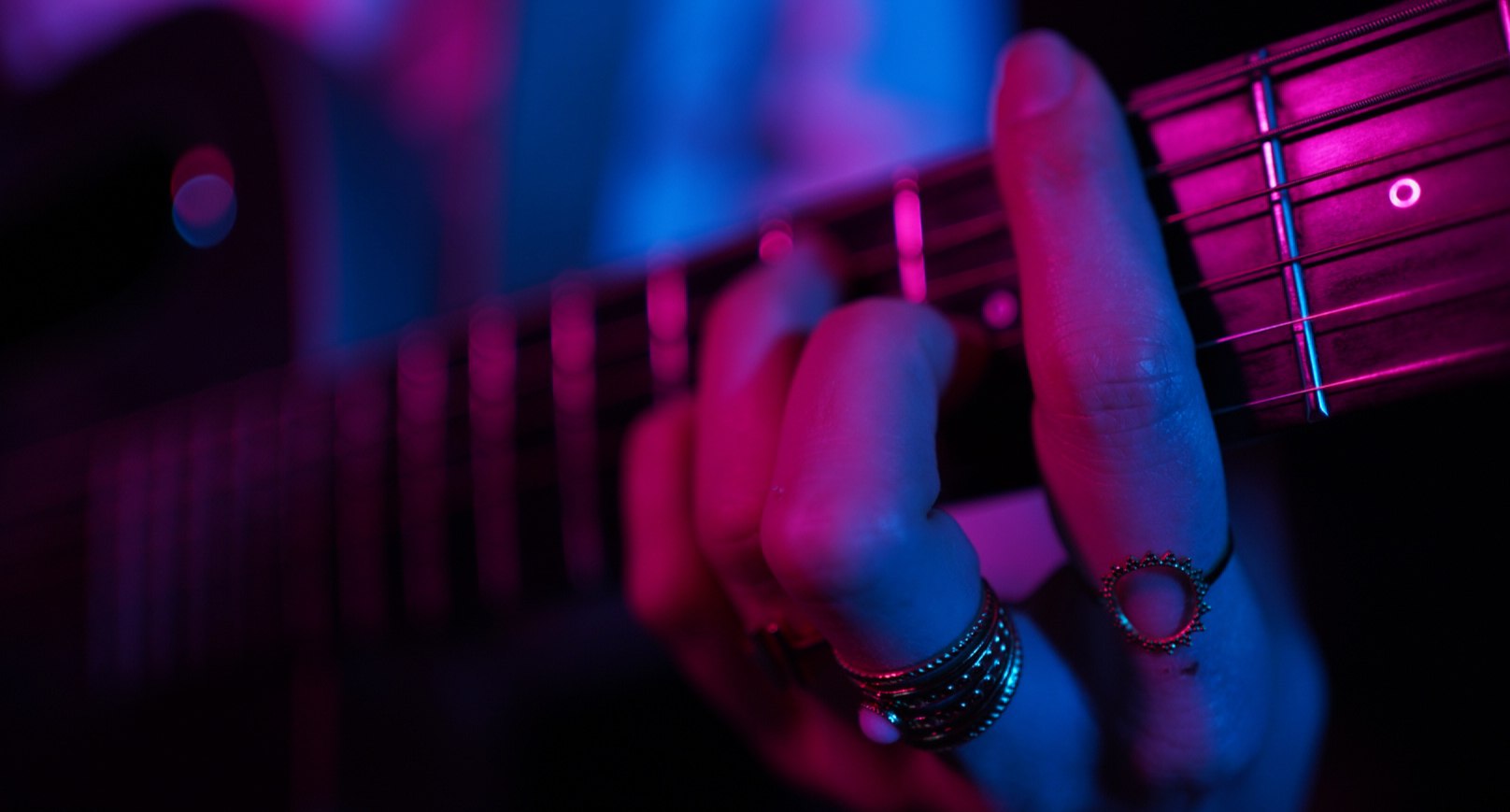 Détail d'une guitare sous les lumières de scène