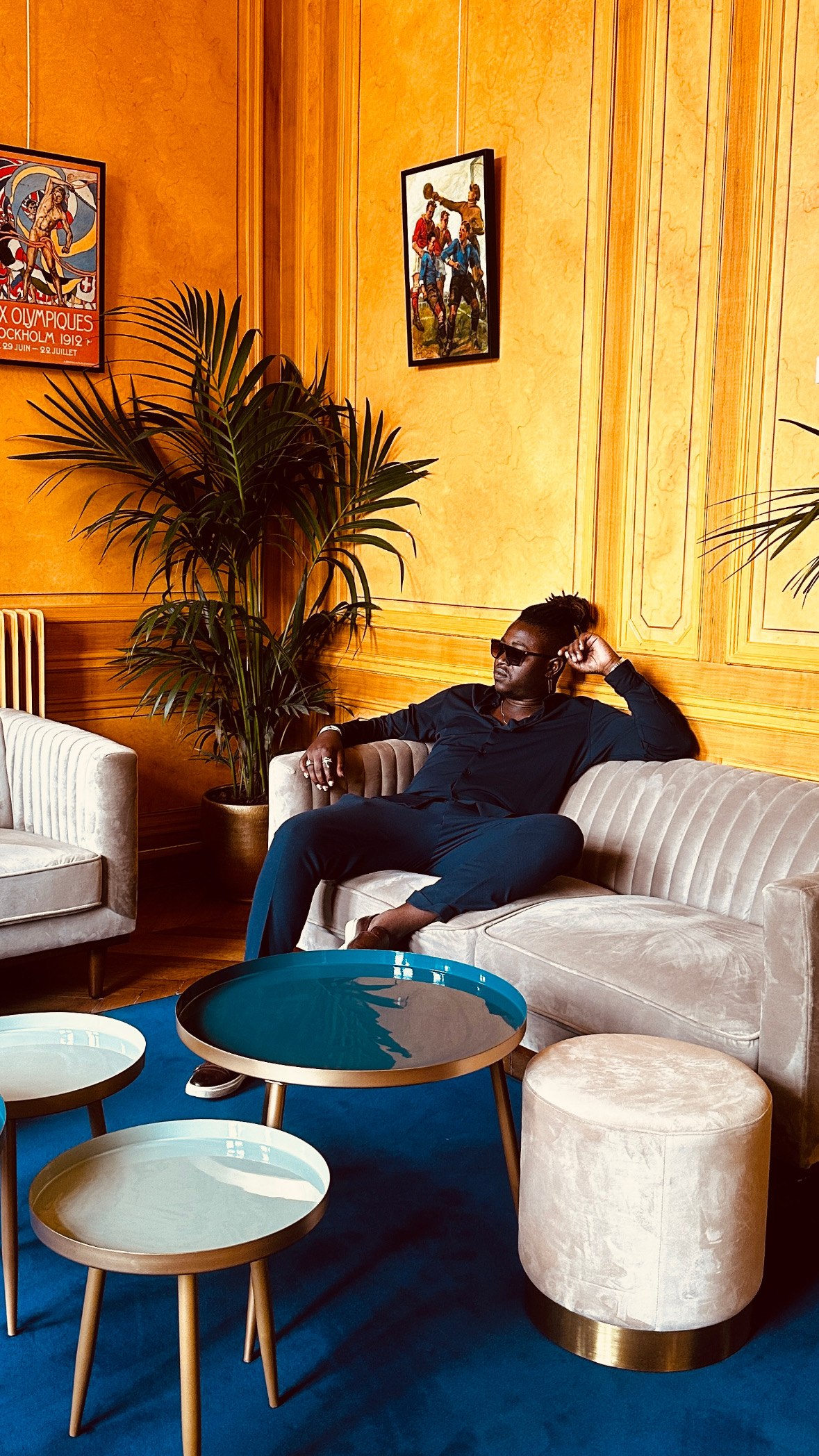 Eric Maseko dans le salon d'un hôtel