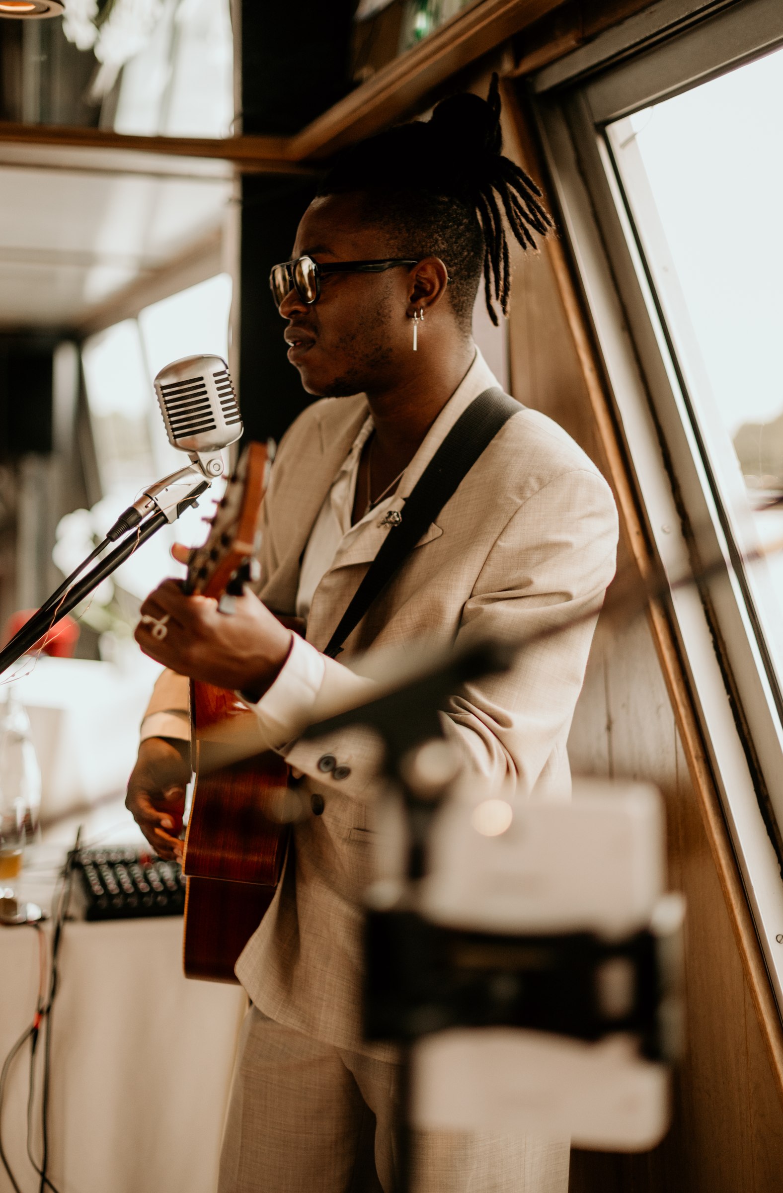 Eric Maseko joue de la guitare lors d'un concert privé