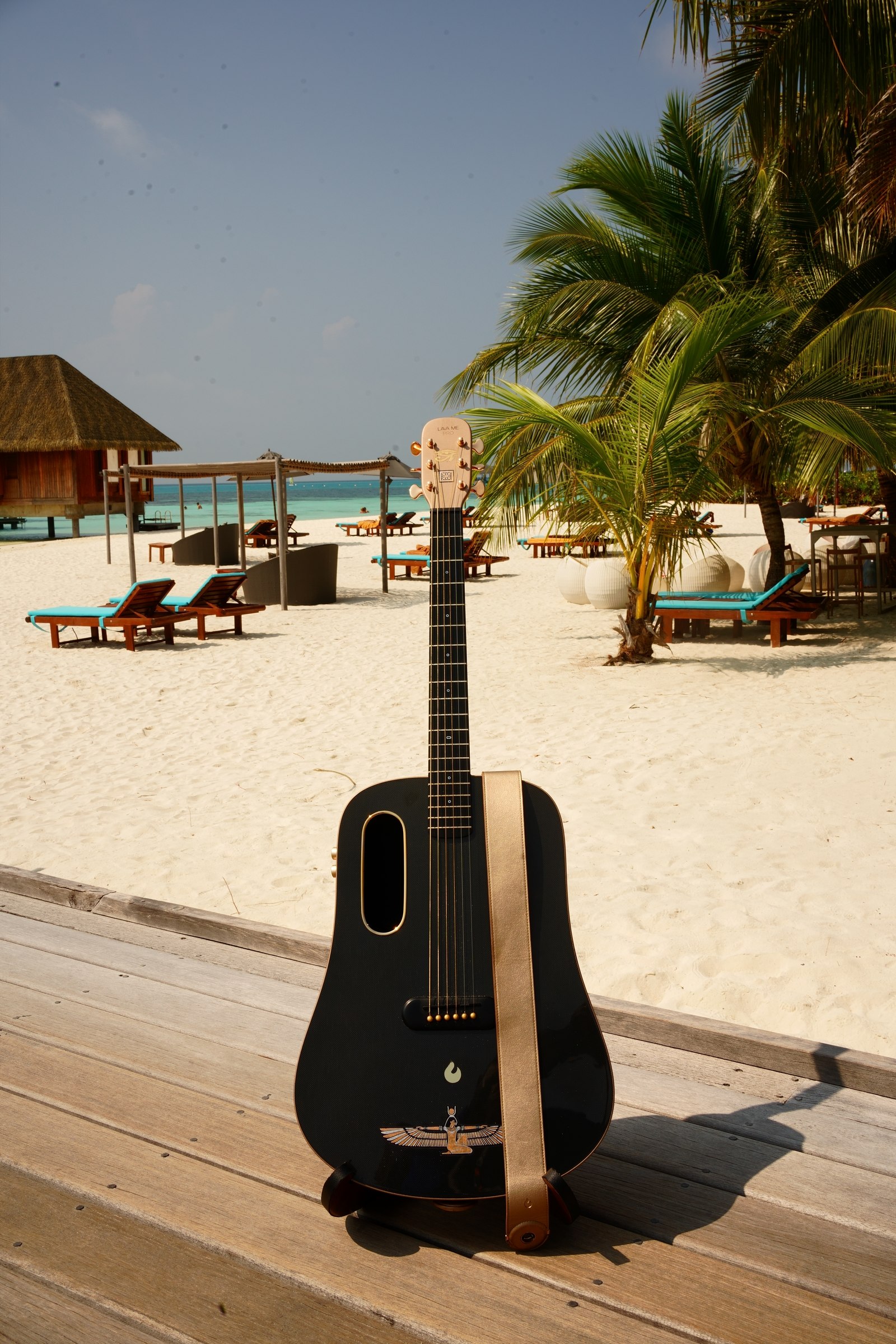 La guitare de LoungeDuo sur une plage des Maldives