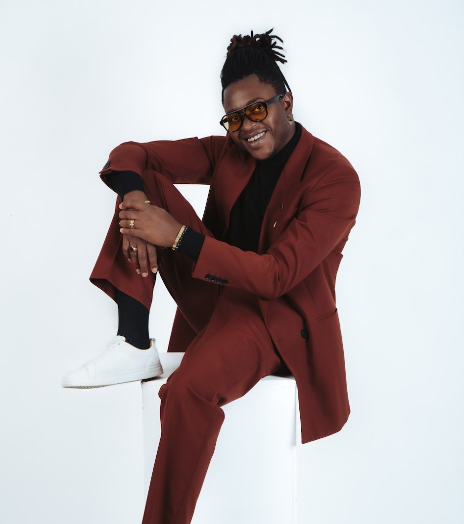 Portrait d'Eric Maseko en costume bordeaux