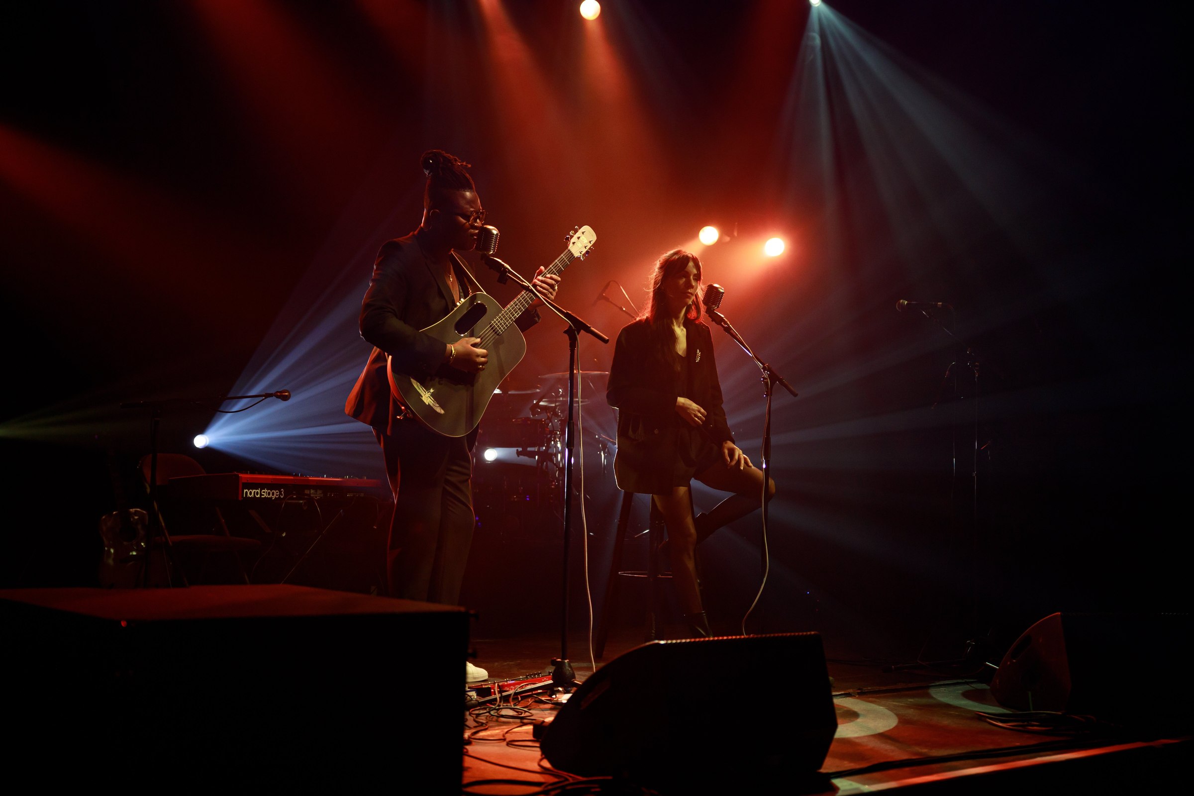 LoungeDuo en concert sur une scène de nuit