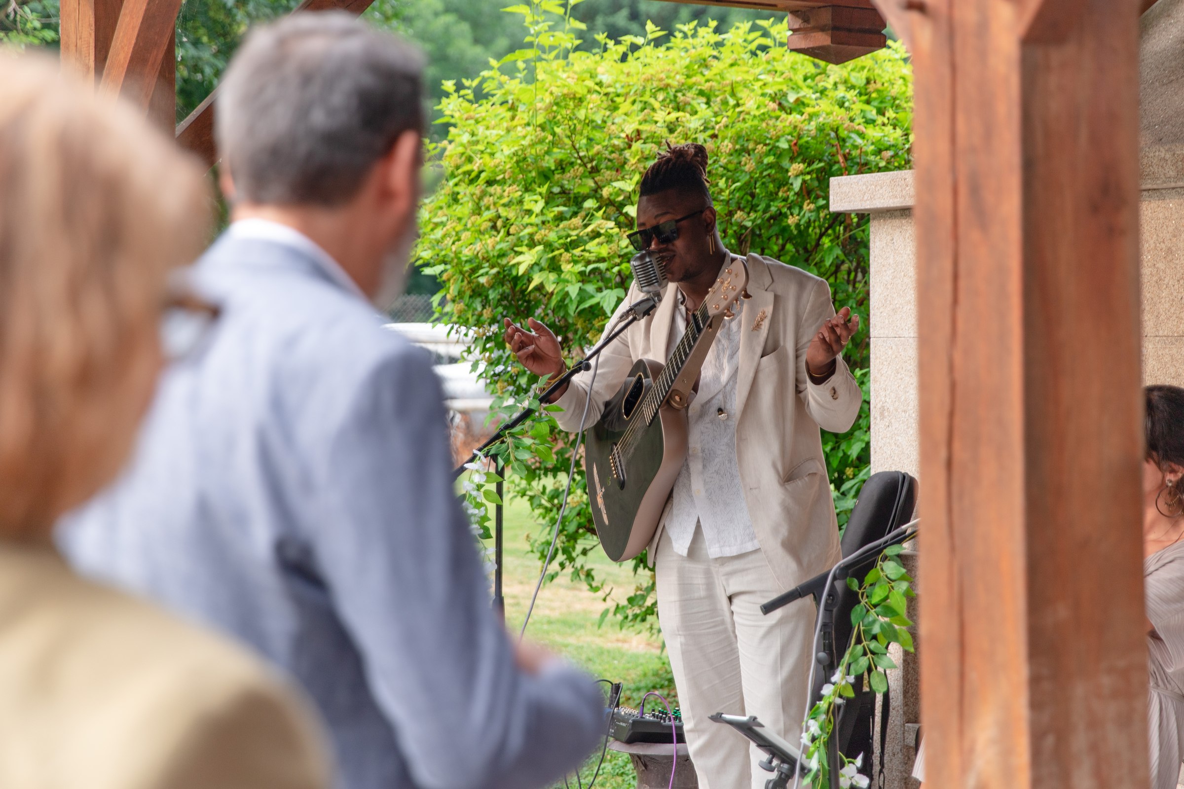 Eric Maseko accompagne une cérémonie en musique