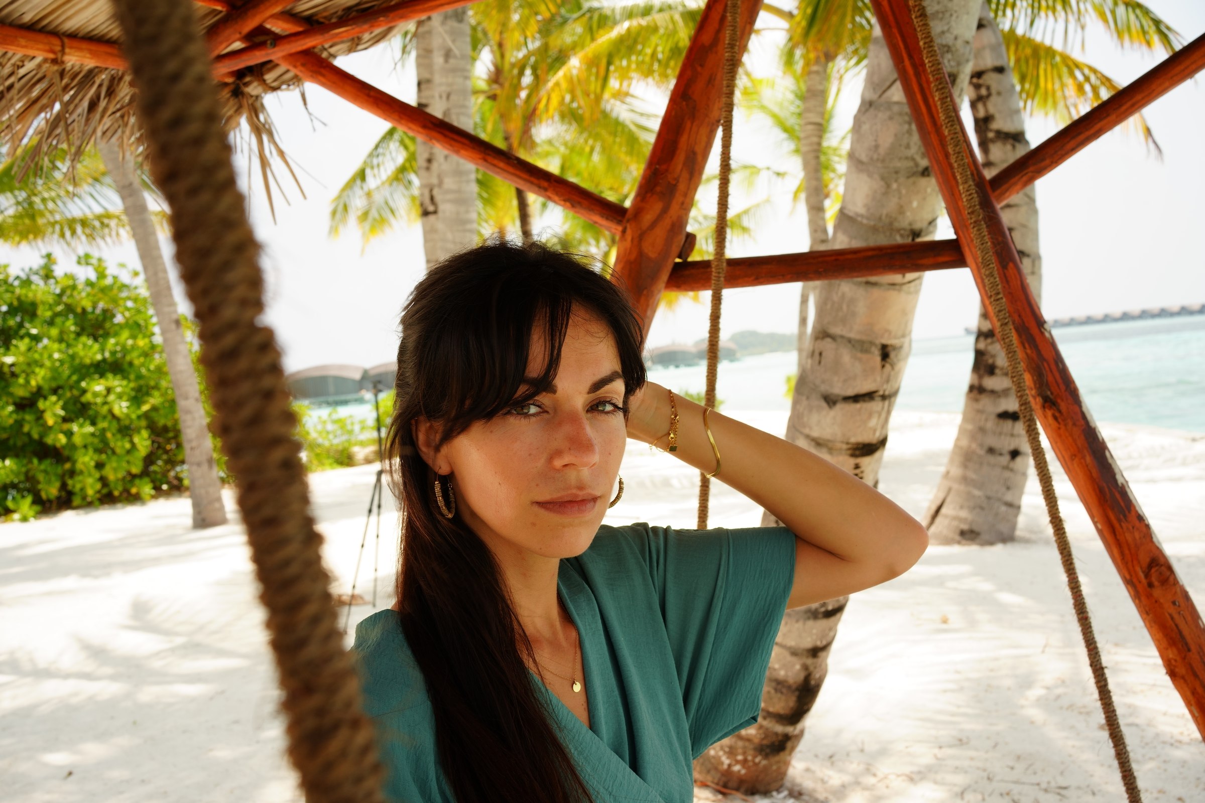 Marey se repose sous les palmiers aux Maldives