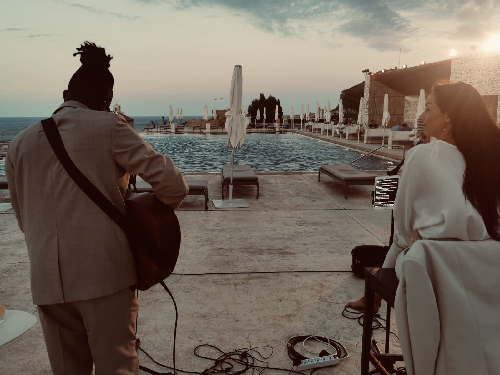 LoungeDuo prépare un concert sur la plage