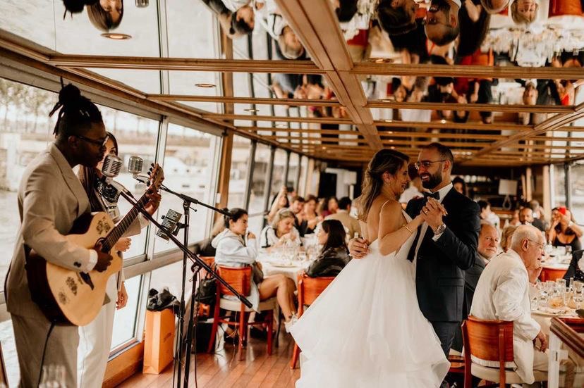 LoungeDuo joue pendant un dîner de mariage
