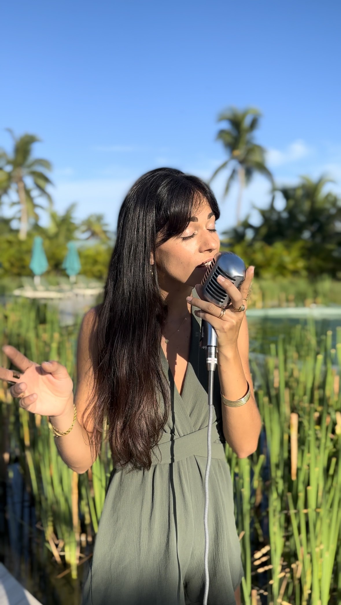 Marey chante lors d'un concert en plein air