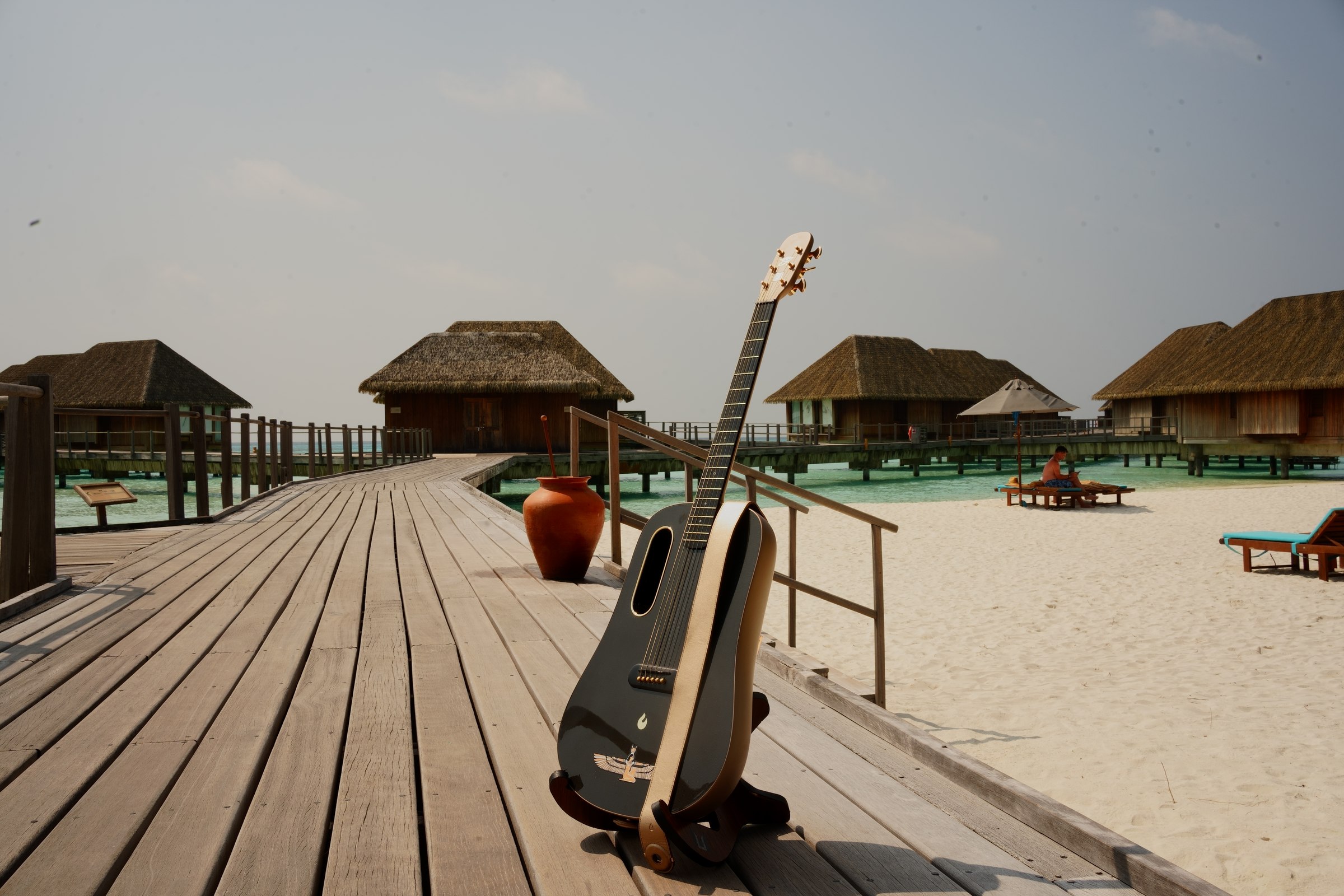 Guitare LoungeDuo sur un ponton des Maldives