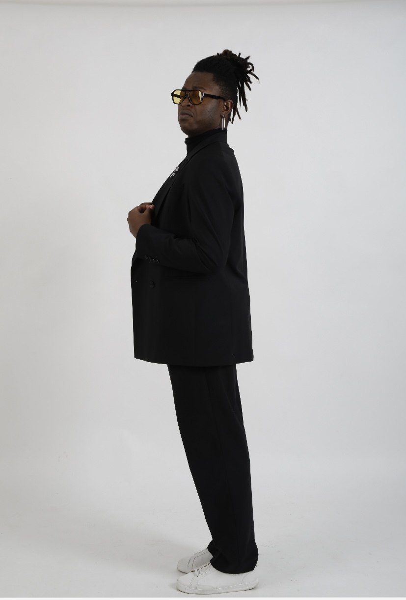 Portrait d'Eric Maseko en tenue noire