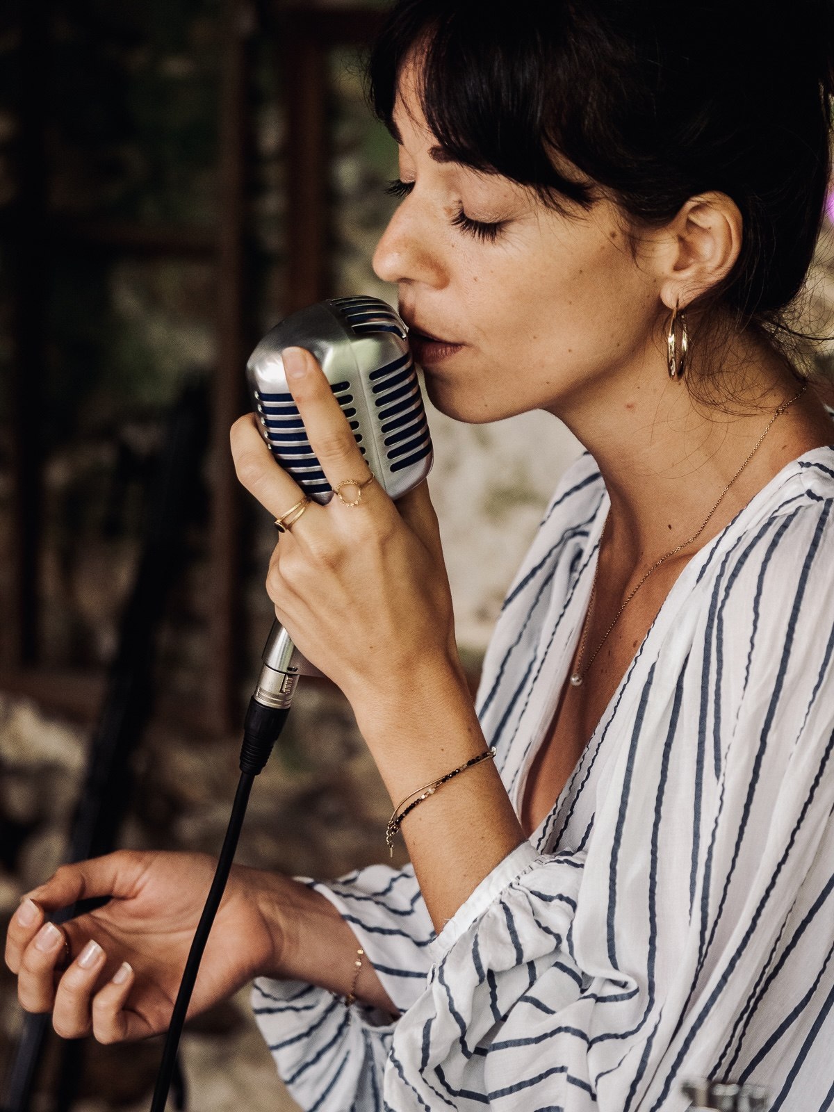 Marey au chant avec un microphone vintage
