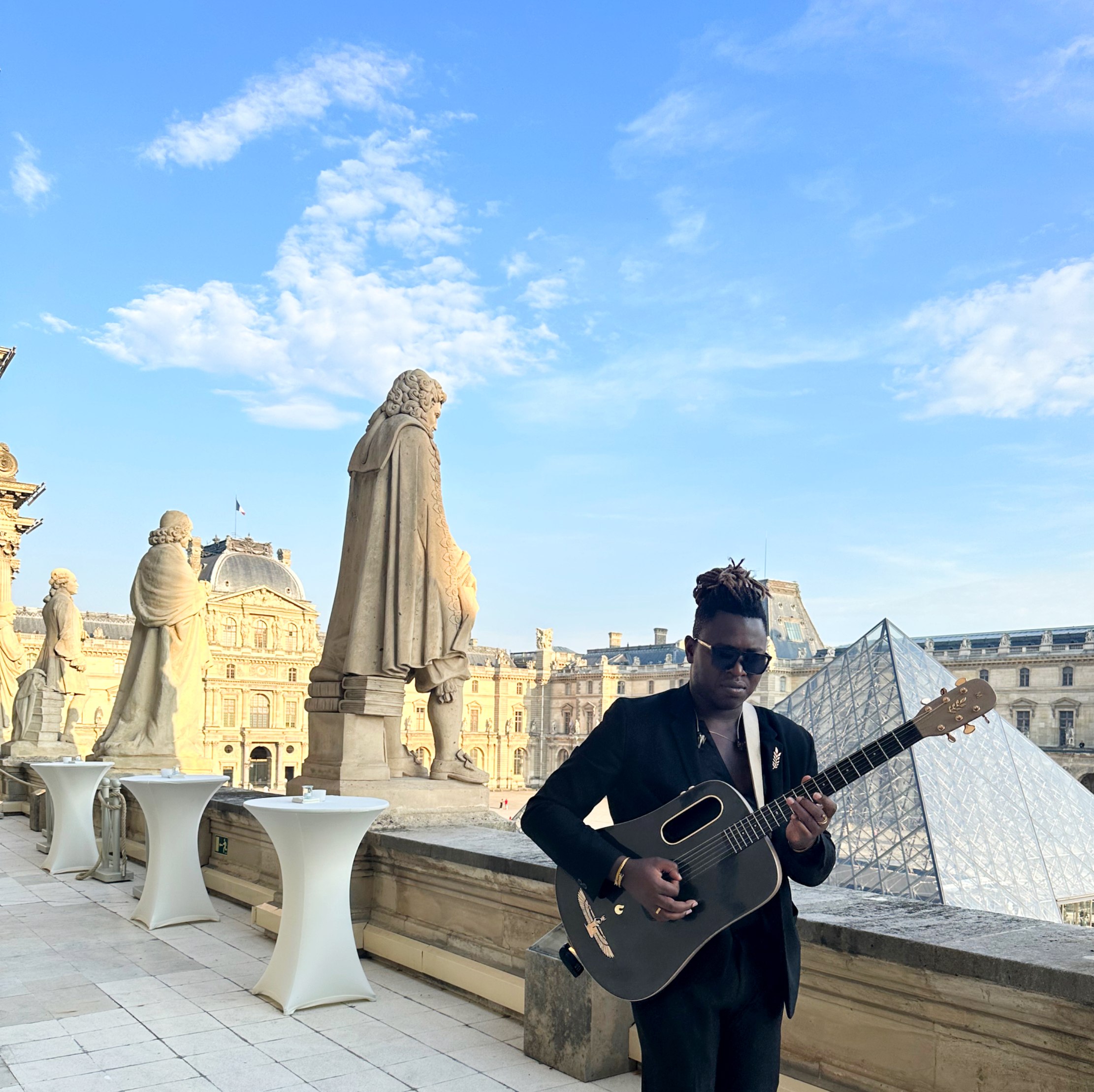 Eric Maseko à Paris avec sa guitare