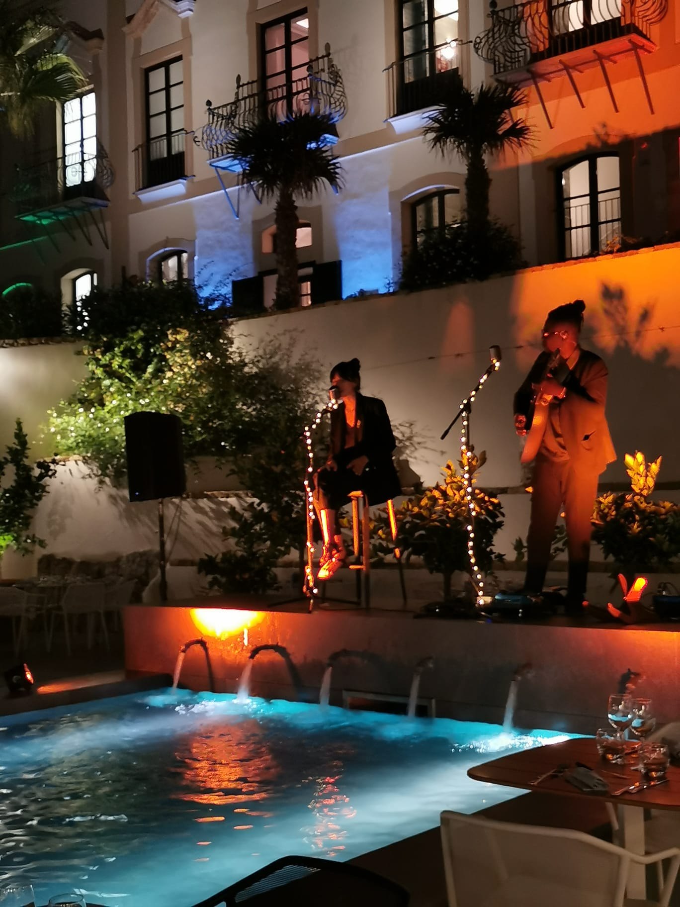 LoungeDuo en concert au bord d'une piscine