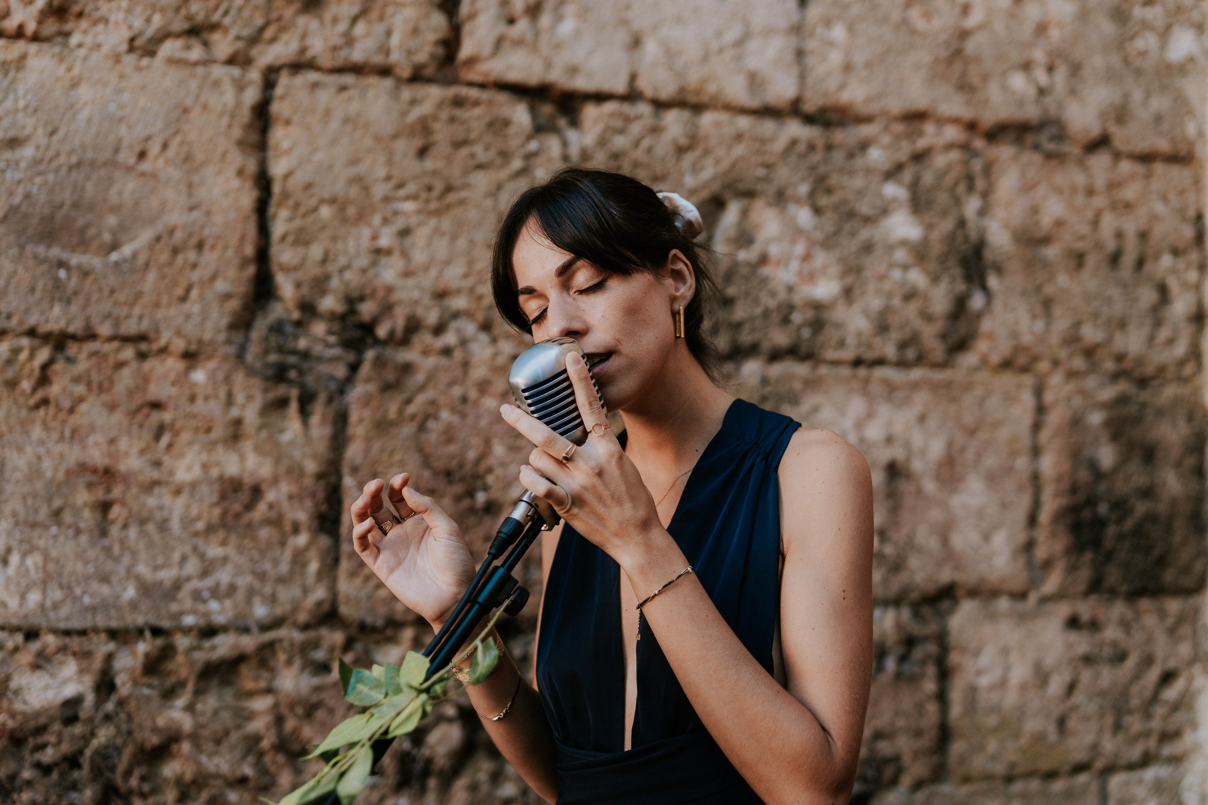 Marey chante devant un mur de pierre