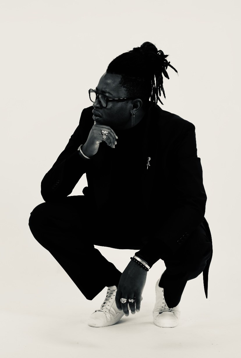 Portrait en silhouette d'Eric assis