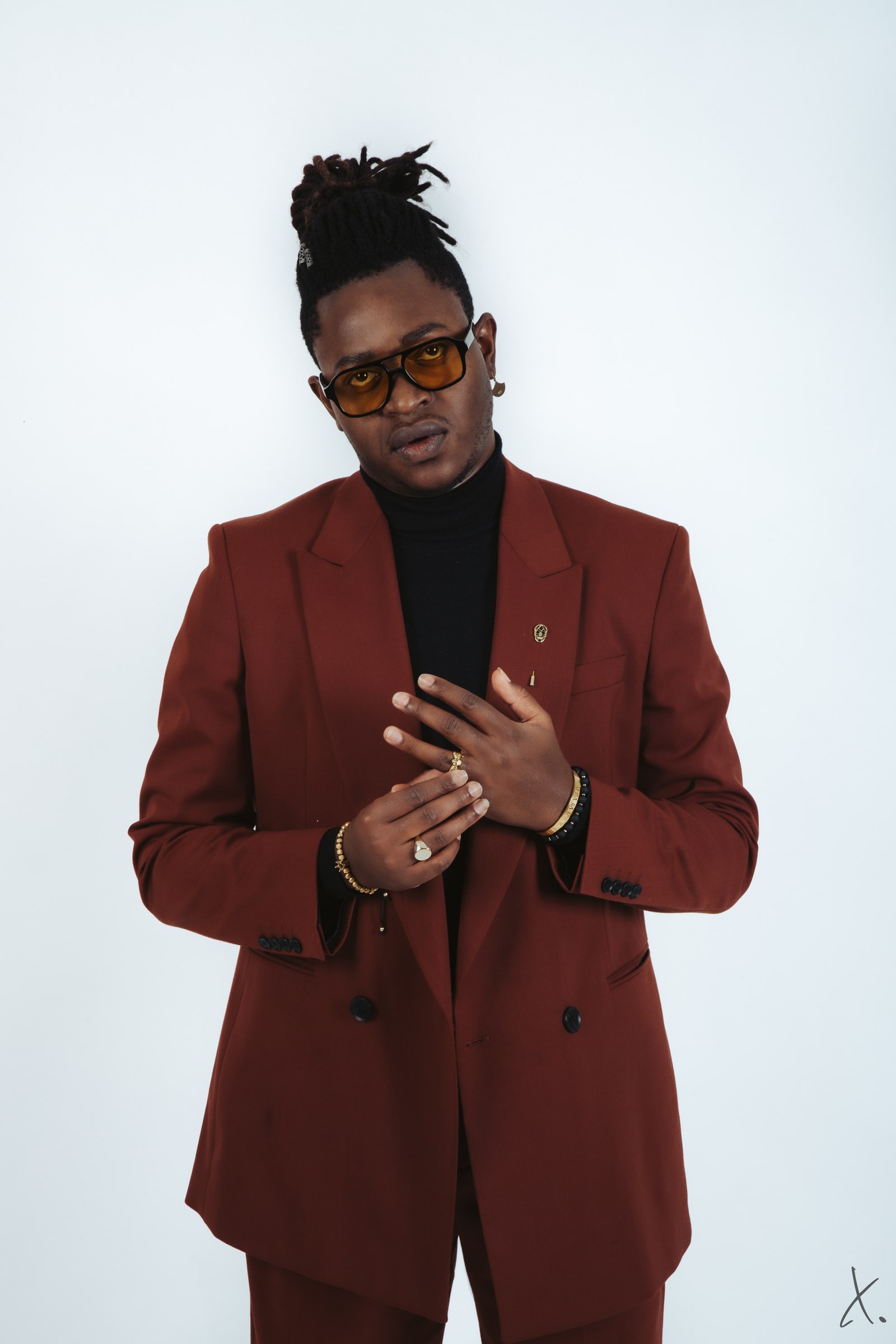 Eric Maseko en costume bordeaux