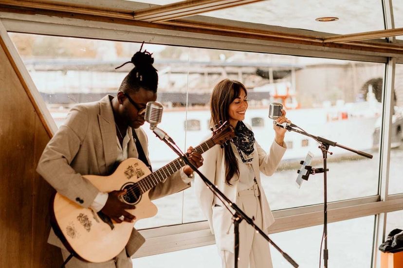 Marey et Eric en concert acoustique sous une verrière parisienne