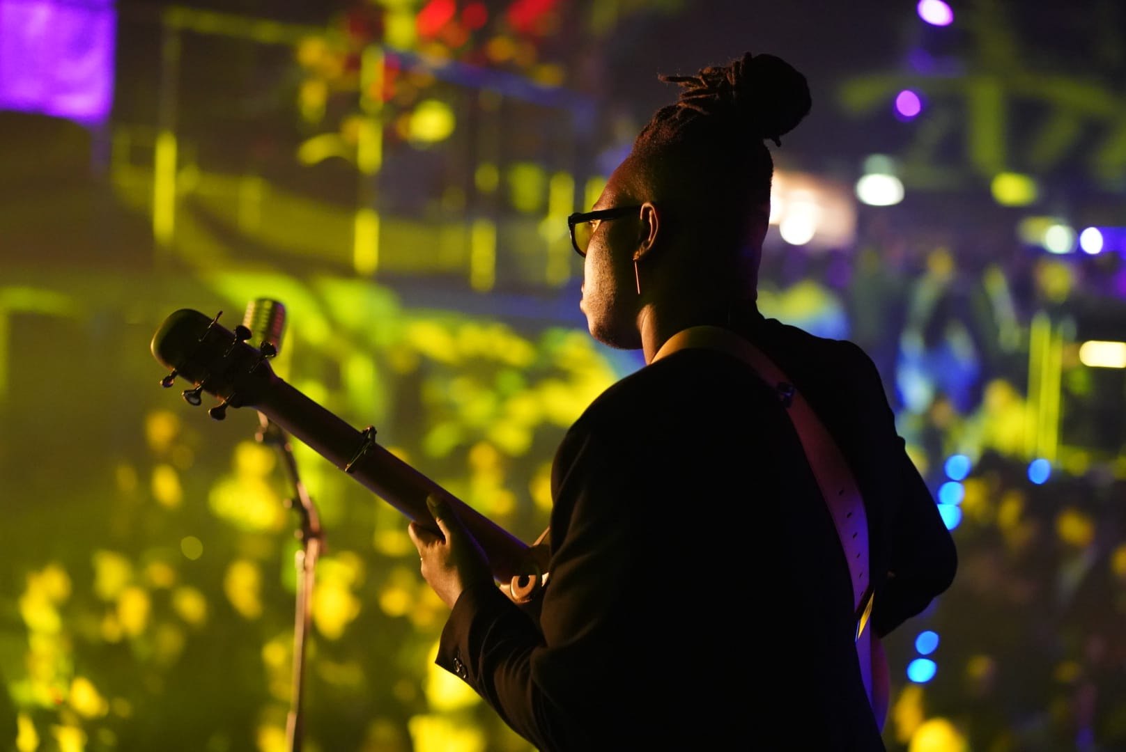 Eric Maseko à la guitare sous les lumières du concert
