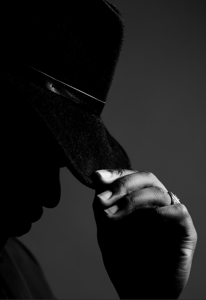 Portrait en noir et blanc d'Eric au micro
