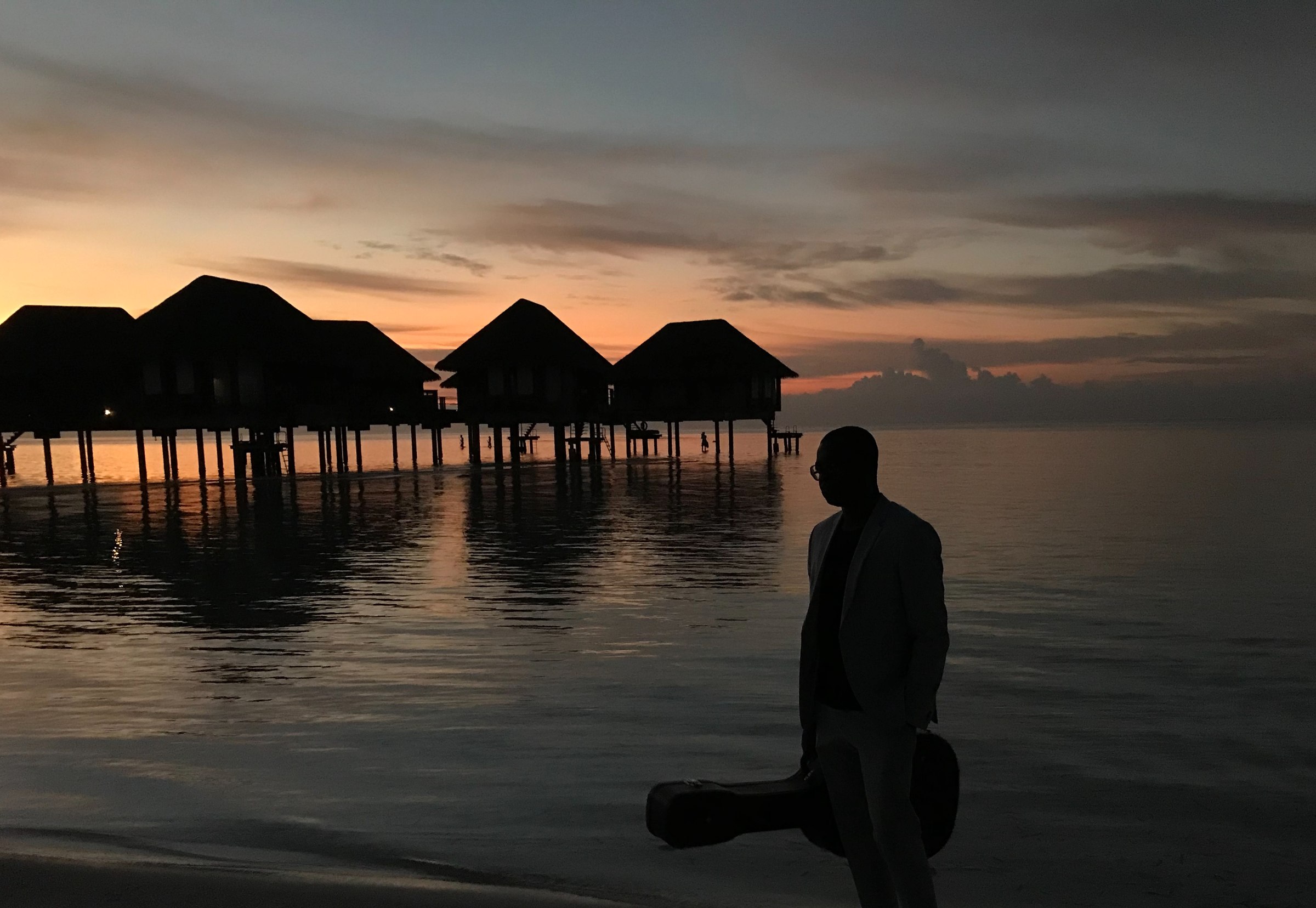Eric Maseko face au coucher du soleil aux Maldives