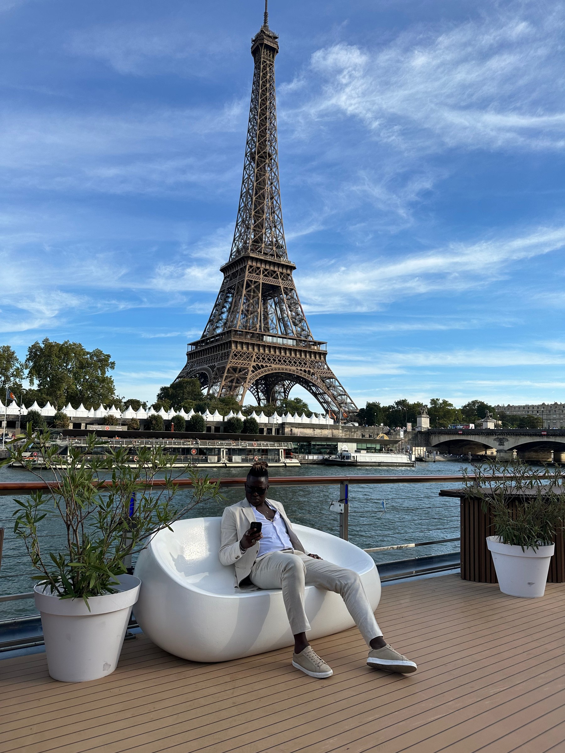 Guitare LoungeDuo face à la tour Eiffel