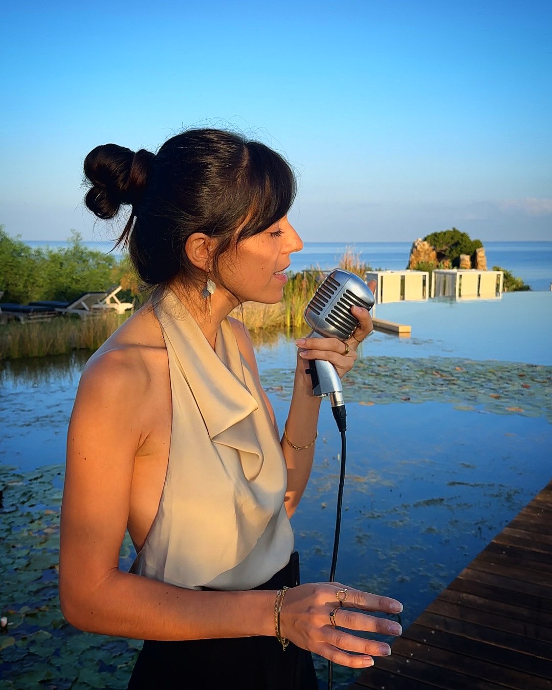 Marey chante au bord de l'eau