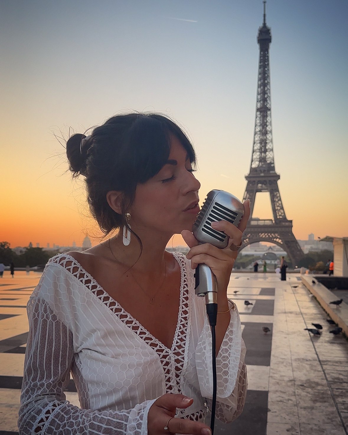 Portrait de Marey face à la tour Eiffel